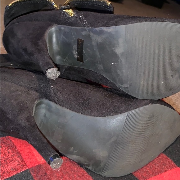 Black w/ Gold tip booties - Picture 4 of 5